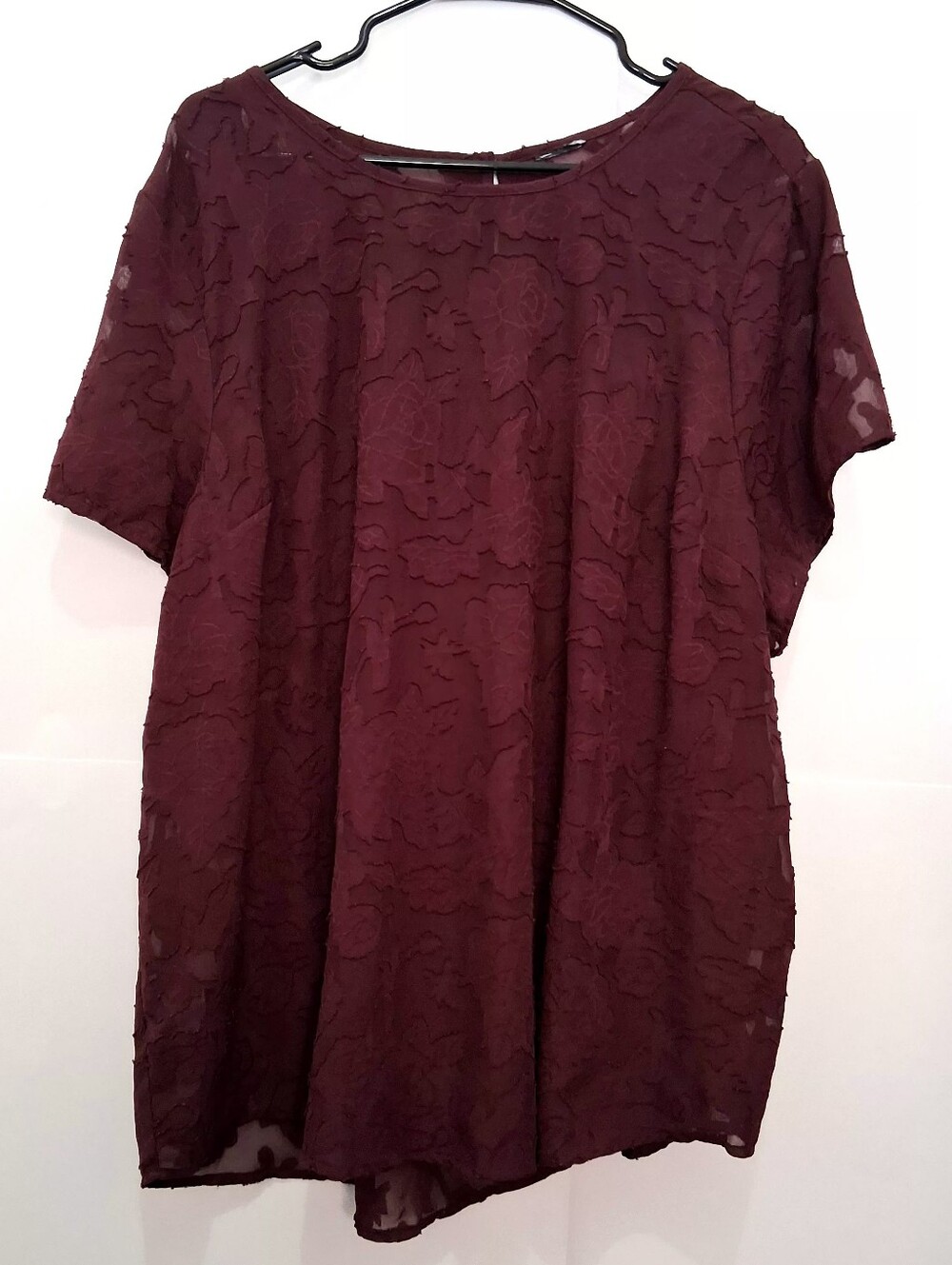 Relaxed Burgundy Floral-Texture Short Sleeve Tee Top Size Fit